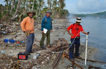 Graduate student Peter Zamora (center) and Filipino scientists take water samples. 