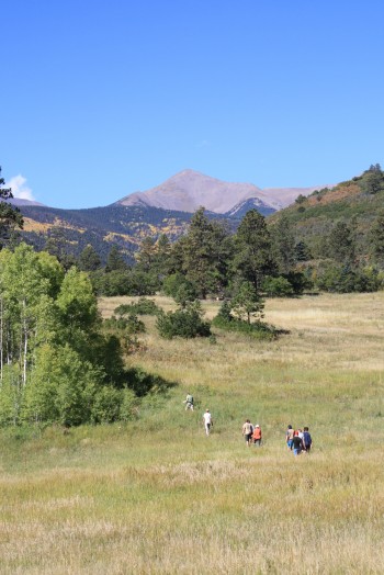 Students hiking in the Laramide foreland basin in southern Colorado. Sarah George.