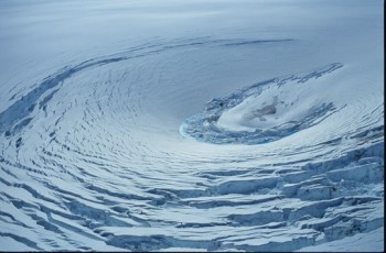 Volcanic eruptions beneath ice can create surface formations called “ice cauldrons,” such as this one that formed in Iceland’s Vatnajökull ice cap. The research suggests that a strangely-shaped depression on Mars could be an ice cauldron. Oddur Sigurðsson/Icelandic Meteorological Office. 