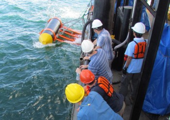 paravane-deployment-CROP Deploying paravane for the p-cable seismic system