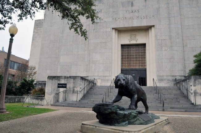 The smilodon sculpture at the entrance of the Texas Memorial Museum.