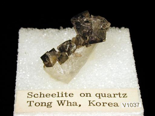 Scheelite image.