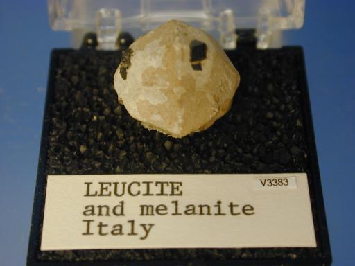 Leucite image.