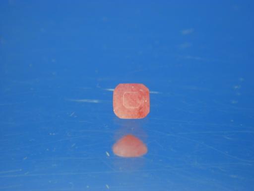 Tugtupite image.